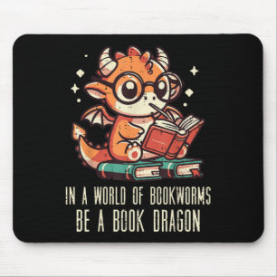 In World of Bookworms sind Buchdrachen Niedliche F Mousepad