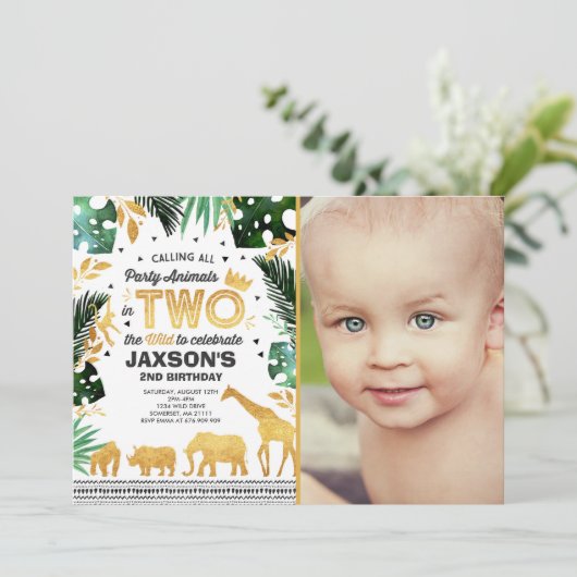 In zwei der wilden Birthday Einladungen Jungtiere (Stehend Vorderseite)