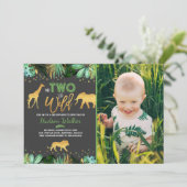 In zwei der wilden Geburtstage Einladung Jungtiere (Stehend Vorderseite)