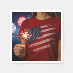 Independence-Day-Mädchen hält ein Funkenfeuer Serviette