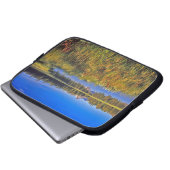 Index Peak spiegelt sich in Mud Lake auf Laptopschutzhülle (Vorne Knopf)