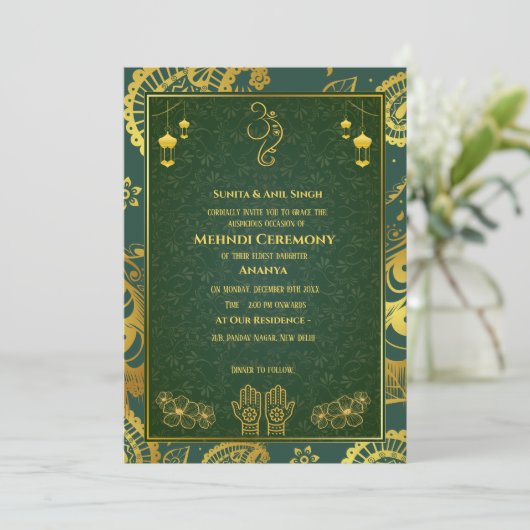 Indian Bride Mehndi Zeremonie Golden Design Einladung (Stehend Vorderseite)