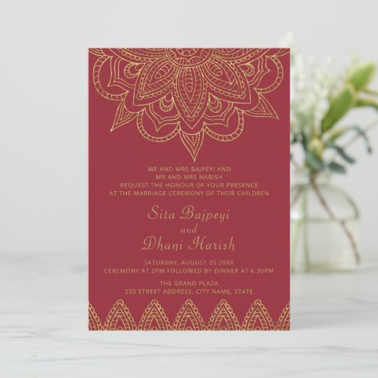 Indian Rich Red Gold Mehndi Hindu Wedding Einladung (Stehend Vorderseite)