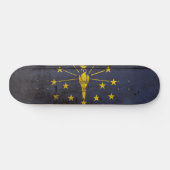 Indiana-Staats-Flagge auf altem hölzernem Korn Skateboard (Horizontal)