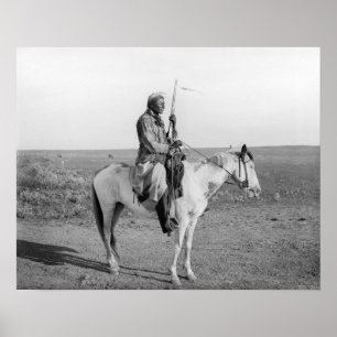 Indianer auf einem Pferd, 1907. Vintage-Foto Poster