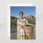 Indianerin in traditioneller Kleidung Postkarte (Vorne/Hinten)