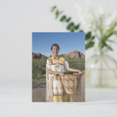 Indianerin in traditioneller Kleidung Postkarte (Stehend Vorderseite)