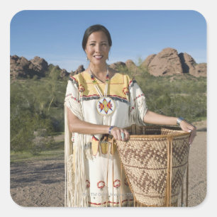 Indianerin in traditioneller Kleidung Quadratischer Aufkleber