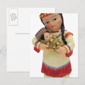 Indianerpuppe, die ein Baby hält Postkarte (Vorne/Hinten)