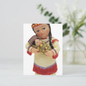 Indianerpuppe, die ein Baby hält Postkarte (Stehend Vorderseite)