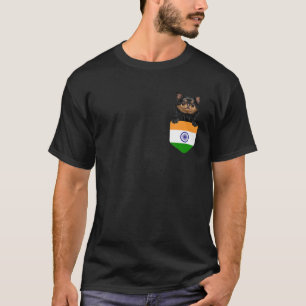 Indien faht schwarzen Chihuahua-Hund in Pocket T-Shirt