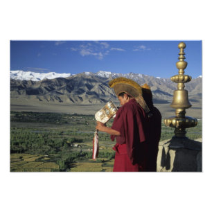 Indien, Ladakh, Thikse. Buddhistischer Mönch bläst Fotodruck