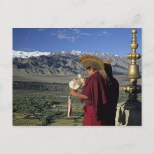 Indien, Ladakh, Thikse. Buddhistischer Mönch bläst Postkarte