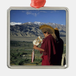 Indien, Ladakh, Thikse. Buddhistischer Mönch bläst Silbernes Ornament