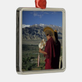 Indien, Ladakh, Thikse. Buddhistischer Mönch Silbernes Ornament (Rechts)