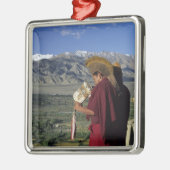 Indien, Ladakh, Thikse. Buddhistischer Mönch Silbernes Ornament (Links)