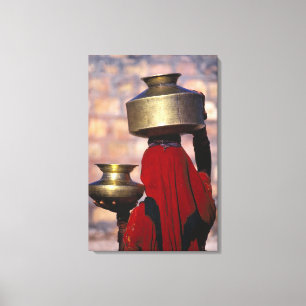 Indien, Rajasthan. Eine lokale Frau in Rot Leinwanddruck