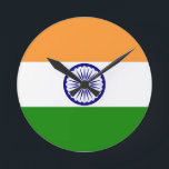 Indien Runde Wanduhr<br><div class="desc">Flagge von Indien. Die Staatsflagge von Indien ist eine horizontale rechteckige tricolour Flagge, von Indien-Safran, von Weiß und von Indien-Grün; mit dem Ashok Chakra, ein 24 Speicherad, im Marineblau in seiner Mitte. Sie wurde in seiner anwesenden Form während einer Sitzung der konstituierenden Versammlung adoptiert, die am 22. Juli 1947 gehalten...</div>