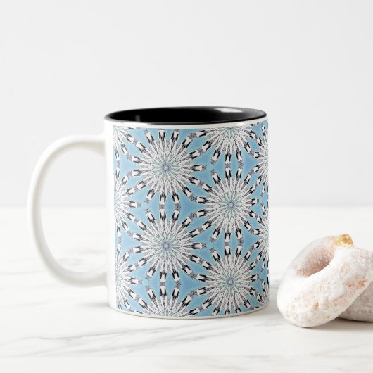 Indigene Winterblüte Zweifarbige Tasse (Mit Donut)