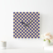 Indigo and butter checkerboard pattern quadratische wanduhr (Zuhause)