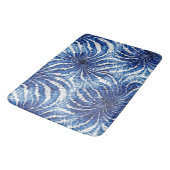 indigo and white abstract tie dye pattern badematte (Schrägansicht)