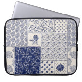 Indigo Blue Beige Floral Patchwork Laptopschutzhülle (Vorderseite)