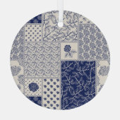 Indigo Blue Beige Floral Patchwork Ornament Aus Glas (Rückseite)