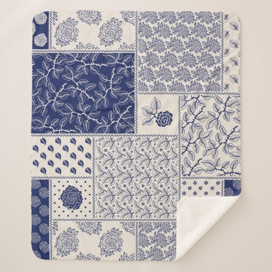 Indigo Blue Beige Floral Patchwork Sherpadecke (Vorderseite)