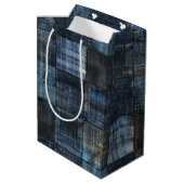 Indigo-Denim-Patchwork-Nahtloses Muster Mittlere Geschenktüte (Rückseite Schrägansicht)