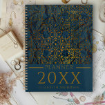 Indigo Gold Classic Elegante Damaskus Jahr Planer<br><div class="desc">Mit unserem einzigartigen, individuell anpassbaren Planer, eine perfekte Mischung aus Stil und Funktionalität. Das elegante Blau- und Goldmuster auf dem Cover verströmt Raffinesse. Die benutzerdefinierbare Namensfunktion fügt eine persönliche Touch hinzu, die es Ihnen einzigartig macht. Die goldene Spiralbindung sorgt für Langlebigkeit und verleiht gleichzeitig einen schicken Look. Dieser Planer ist...</div>