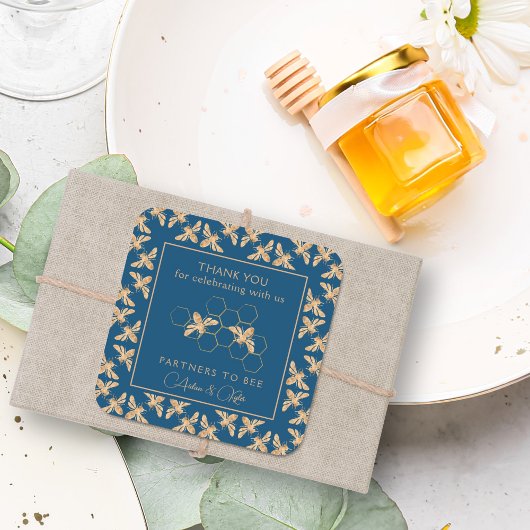 Indigo & Honeycomb Golden Bee Polterabend Quadratischer Aufkleber