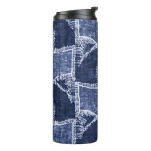 Indigo Patchwork: Textured Checked Elegance Thermosbecher (Nach links gedreht)