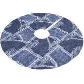 Indigo Patchwork: Texturierte Karo-Eleganz Polyester Weihnachtsbaumdecke (Schrägansicht)