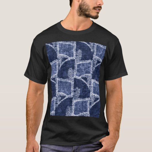 Indigo Patchwork: Texturierte Karo-Eleganz T-Shirt (Vorderseite)