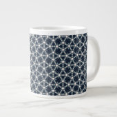 Indigo-Schnee-Blumen-Gitter Jumbo-Tasse (Vorderseite Rechts)