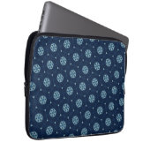 Indigo Spirit: Boho African Geometry Laptopschutzhülle (Vorne Rechts)