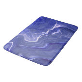 Indigo Very Peri Violet Agate Marmorabstraktion Badematte (Schrägansicht)