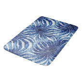 indigo-weiß abstraktes Tie-Dye-Muster Badematte (Schrägansicht)