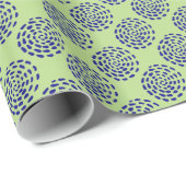 Indigoblau gestreiftes Kreismuster auf grün Geschenkpapier (Rolleneckpunkt)