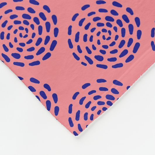 Indigoblau gestreiftes Kreismuster auf rosa Fleecedecke (Ecke)