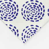 Indigoblau gestreiftes Kreismuster auf weiß Fleecedecke (Ecke)