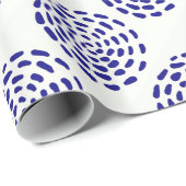 Indigoblau gestreiftes Kreismuster auf weiß Geschenkpapier (Rolleneckpunkt)