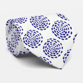 Indigoblau gestreiftes Kreismuster auf weiß Krawatte (Gerollt)