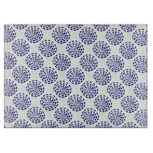 Indigoblau gestreiftes Kreismuster auf weiß Schneidebrett