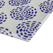 Indigoblau gestreiftes Kreismuster auf weiß Schneidebrett (Ecke)