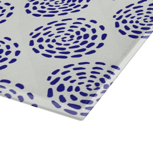 Indigoblau gestreiftes Kreismuster auf weiß Schneidebrett (Ecke)
