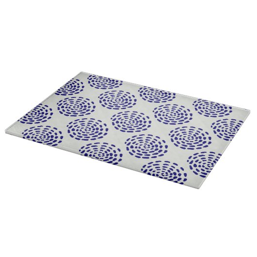 Indigoblau gestreiftes Kreismuster auf weiß Schneidebrett (Ecke)