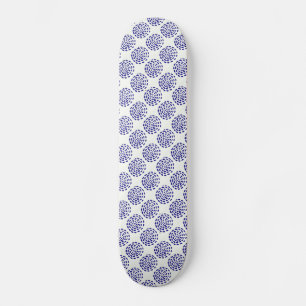 Indigoblau gestreiftes Kreismuster auf weiß Skateboard