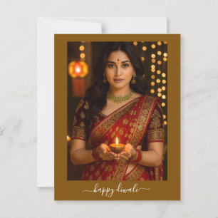 Indische Frau im traditionellen Saree Holding Diya Postkarte