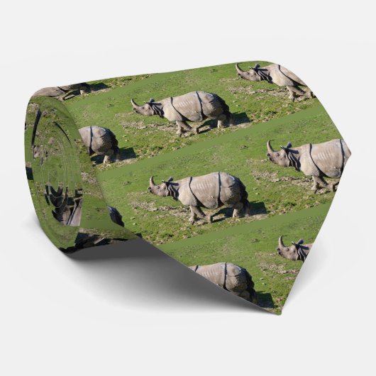Indische Rhinozeros auf Gras Krawatte (Gerollt)